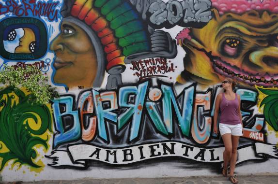 Admirada com os grafites de Granada, na Nicarágua